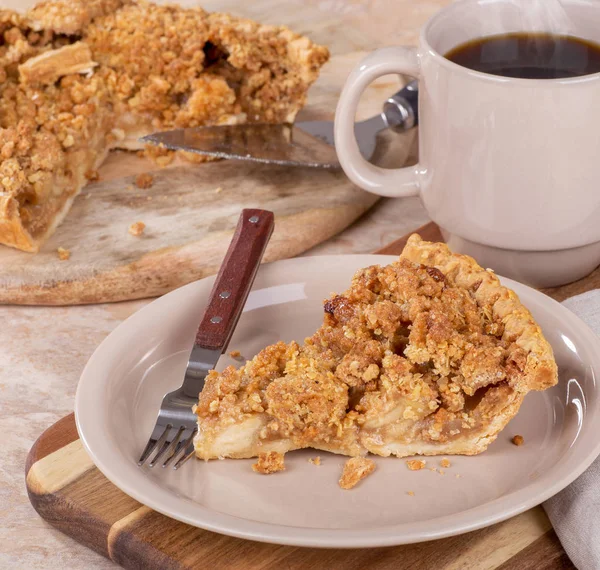 Rebanada Pastel Manzana Holandés Plato Marrón Con Una Taza Café —  Fotos de Stock