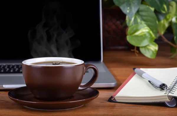 Nahaufnahme Einer Dampfenden Tasse Kaffee Auf Einem Desktop Neben Einem — Stockfoto