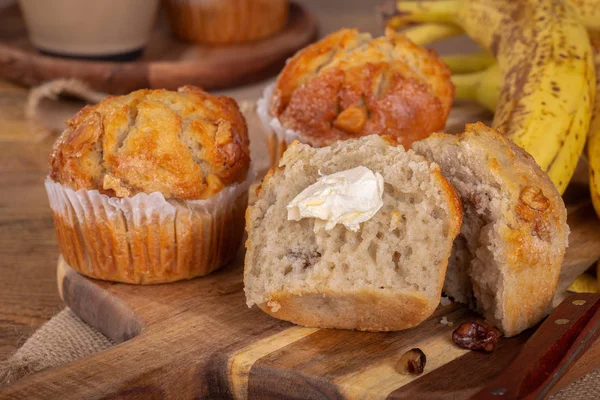 Muffin Aux Noix Banane Coupé Deux Avec Beurre Bananes Arrière — Photo