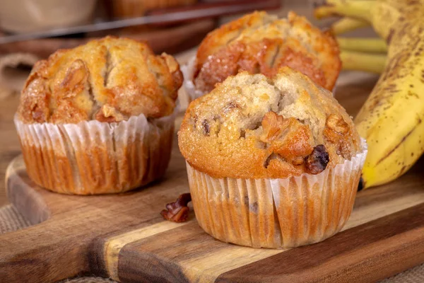 Close Van Banaan Moer Muffins Met Bananen Achtergrond Een Houten — Stockfoto