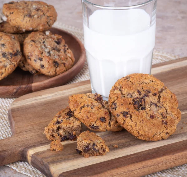 Raisin Mutter Havremjöl Cookie Och Glas Mjölk Med Platta Cookies — Stockfoto