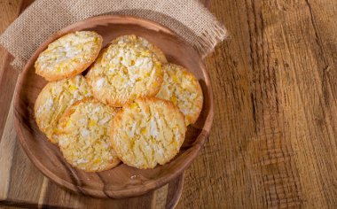 Limon bir yığın havai görünümü çatırtı kopya alanı ile ahşap bir tepside kurabiye