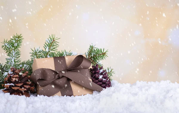 Presente Natal Embrulhado Com Papel Marrom Fita Com Neve Caindo — Fotografia de Stock