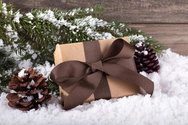 Close Van Een Kerstcadeau Omwikkeld Met Bruin Papier Lint Een — Stockfoto