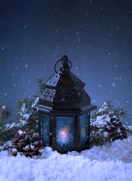 Snöig Natt Inställning Glödande Lykta Kottar Och Vintergröna Träd Kivster — Stockfoto