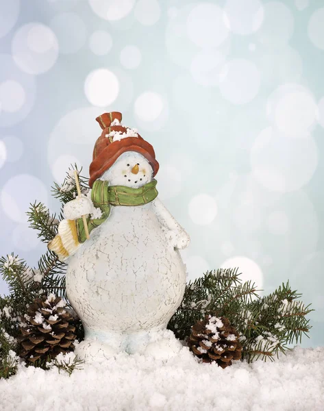 Χριστούγεννα Χιονάνθρωπος Στολίδι Κουκουνάρια Και Κλαδιά Δέντρων Στο Χιόνι Πολύχρωμο — Φωτογραφία Αρχείου