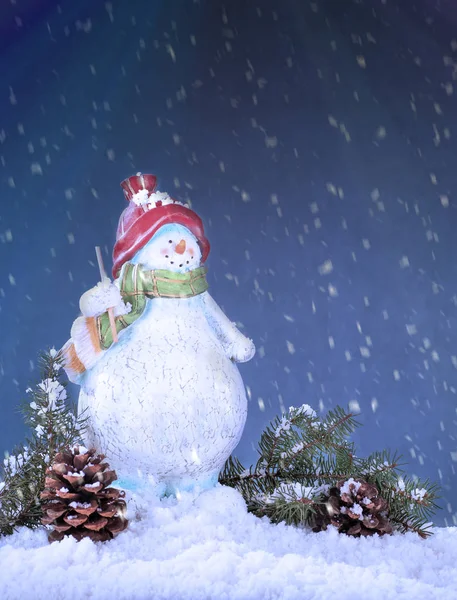 Ειδώλιο Χιονάνθρωπος Διακοπών Κουκουνάρια Και Αειθαλείς Κλάδοι Στο Χιόνι Κατά — Φωτογραφία Αρχείου