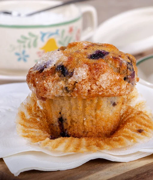 Close Van Een Muffin Bosbessen Met Een Kom Van Suiker — Stockfoto