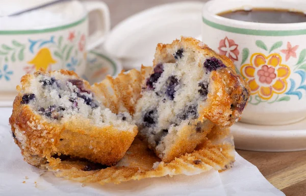 Primo Piano Muffin Mirtilli Tagliato Metà Con Una Tazza Caffè — Foto Stock