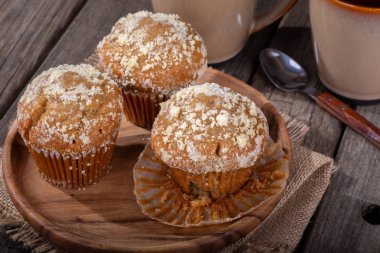 Muz somun kek rustik bir arka plan ile ahşap bir plaka üzerinde