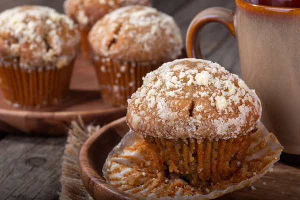 Primer Plano Muffin Nuez Plátano Taza Café Plato Madera Con —  Fotos de Stock