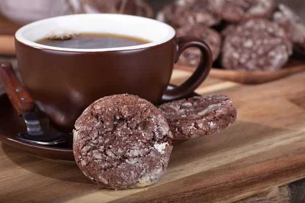 Biscuit au caramel au chocolat et tasse de café — Photo