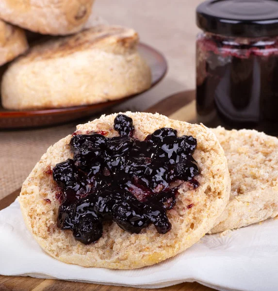 Zbliżenie Angielski Muffin Przeciąć Pół Posmarować Blueberry Zachowuje Słoika Konfitury — Zdjęcie stockowe