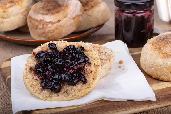 Muffin Inglese Tagliato Metà Diffuso Con Conserve Mirtilli Tovagliolo Con — Foto Stock