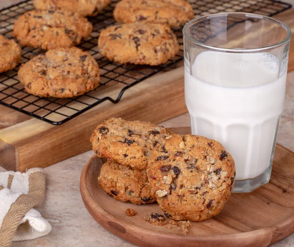 Oatmeal Raisin Mutter Cookie Och Glas Mjölk Träplatta Med Cookies — Stockfoto