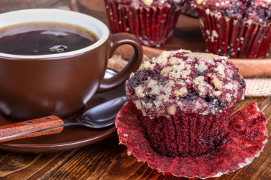 Kırmızı kadife çikolata çipi kek ve kahve bir ahşap yüzeyde closeup