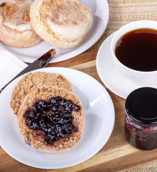 Angielski Muffin Rozprowadzić Dżem Borówkowy Talerzu Filiżankę Kawy Ogólny Widok — Zdjęcie stockowe