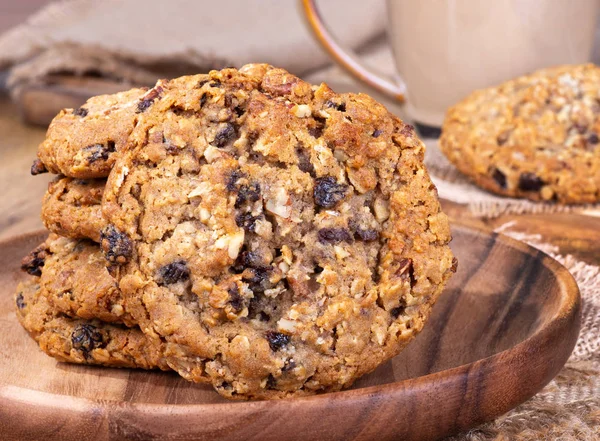 Closeup Stack Oatmeal Raisin Nut Cookies Wooden Plate — ストック写真