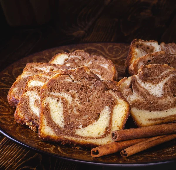 Sliced Cinnamon Swirl Sweet Bread Cinnamon Sticks Plate Dark Rustic — Stock Photo, Image