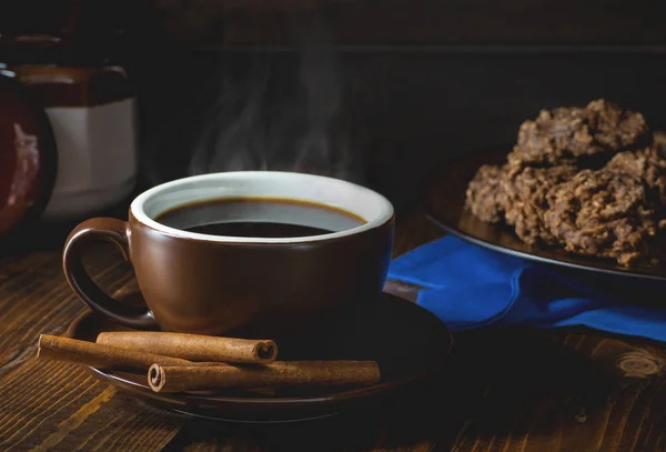 Dampfende Tasse Kaffee Und Zimtstangen Mit Einem Teller Kekse Hintergrund — Stockfoto