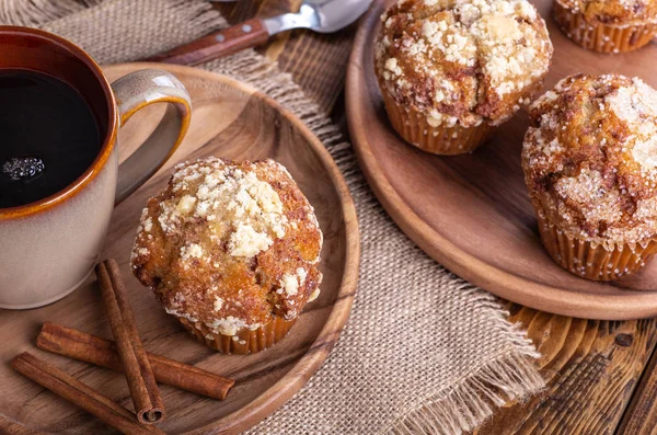French Toast Muffin mit Zimtstangen und Tasse Kaffee — Stockfoto