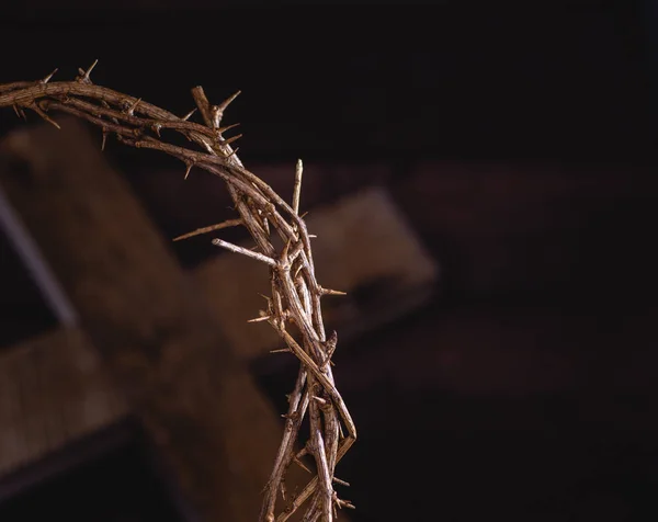 Fechar Coroa Espinhos Com Uma Cruz Madeira Fundo Escuro — Fotografia de Stock