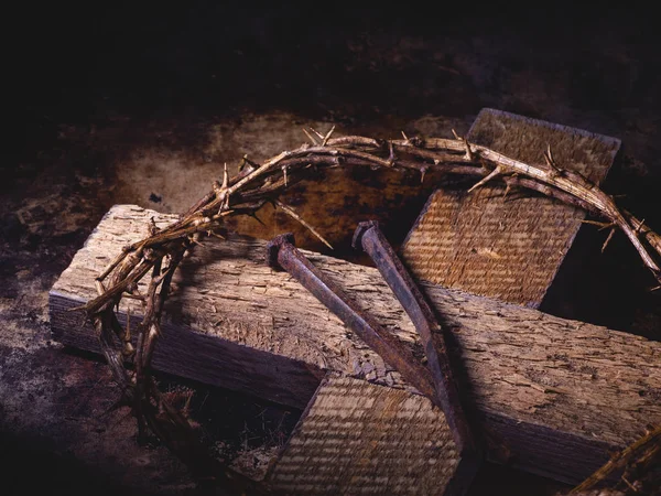 Крупный План Деревянного Креста Тернового Венца Гвоздей Абстрактном Фоне — стоковое фото