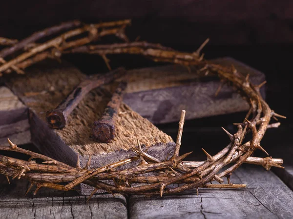 Nahaufnahme Von Dornenkronen Und Nägeln Auf Einem Rustikalen Holzkreuz — Stockfoto