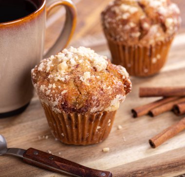 Tarçın ve kahve bir ahşap yüzeyde bir yumurtalı ekmek kek kek, arka plan ile closeup