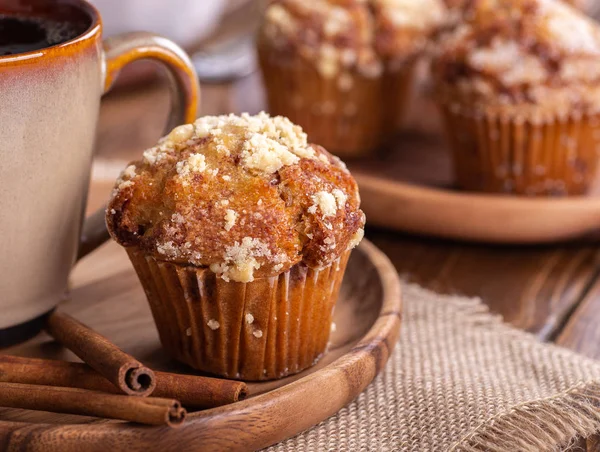 Primer Plano Muffin Tostado Francés Con Palitos Canela Taza Café —  Fotos de Stock