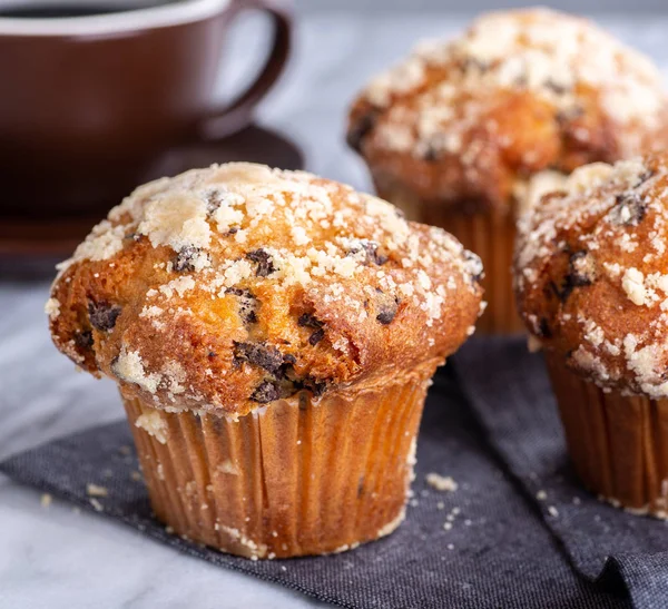 Primer plano de un muffin de chispas de chocolate —  Fotos de Stock