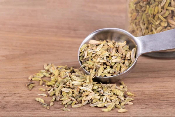 Bir ölçüm kaşığı rezene tohumu closeup 