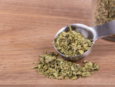 Ahşap bir masa üzerine doğranmış kişniş