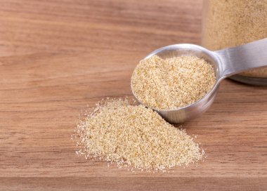 Kereviz tuz baharat ahşap bir masa üzerinde