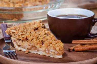 tarçınlı elmalı pasta bir dilim