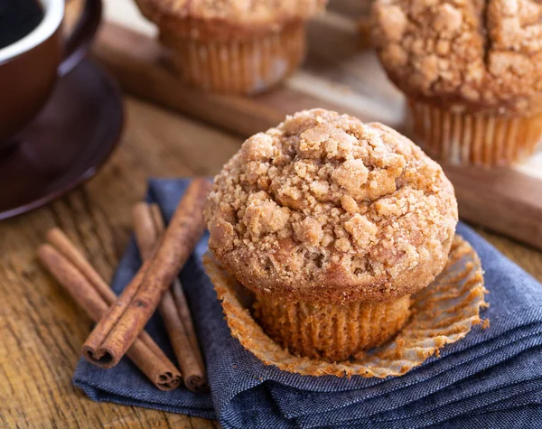 Primo piano di un muffin alla cannella su un tovagliolo blu — Foto Stock