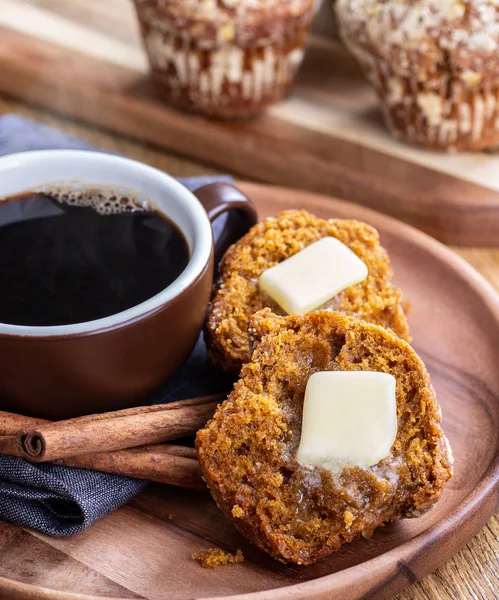 Muffin à la citrouille et tasse de café — Photo
