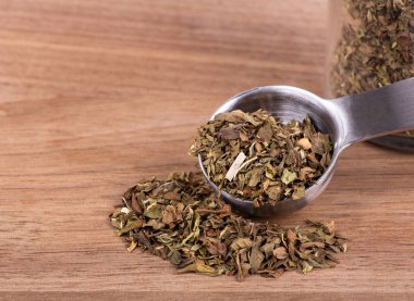 Ahşap bir masa üzerine kıyılmış nane