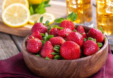 Bir kase taze çilek.