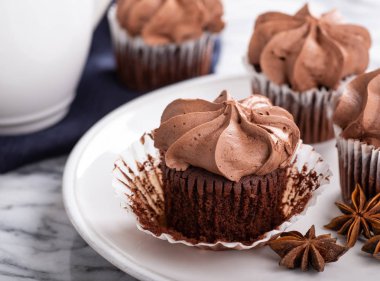 Beyaz tabakta çikolatalı kek