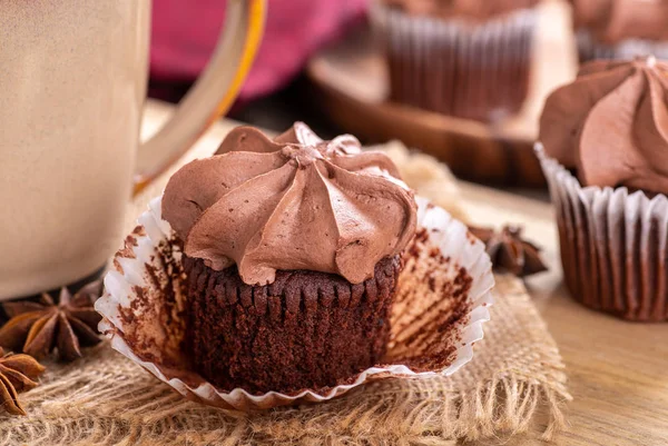 Chocolade Cupcake met romige slagroom — Stockfoto