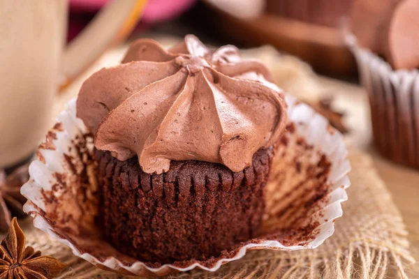 Schokoladen-Cupcake mit cremigem Zuckerguss — Stockfoto