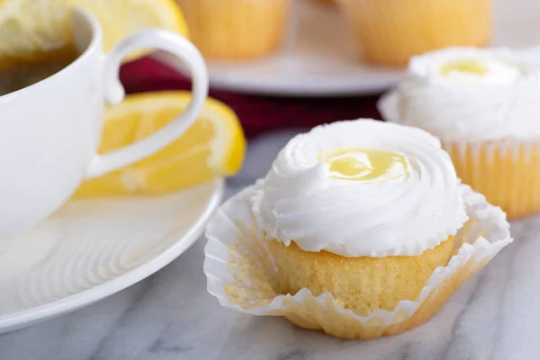 Gros plan d'un gâteau au citron avec glaçage blanc — Photo