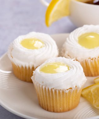 Beyaz buzlanma ile limon Cupcakes closeup