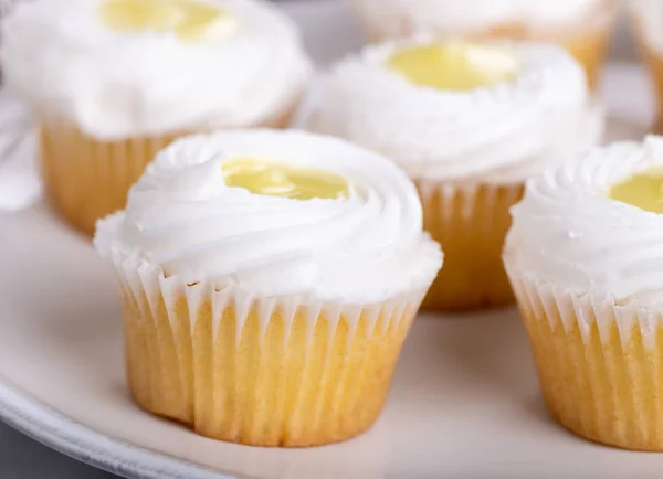 Primo piano dei cupcake al limone con ghiaccio bianco — Foto Stock