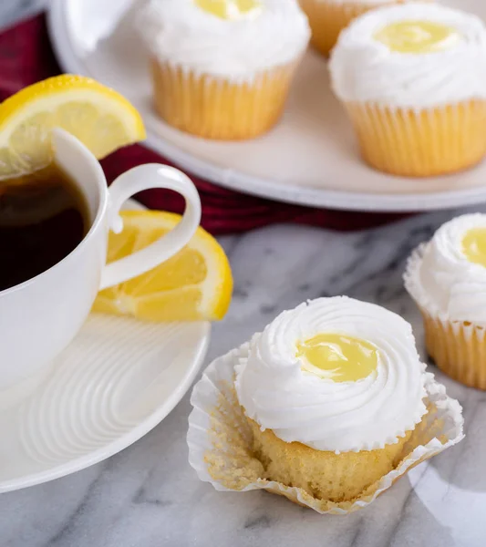 Citron Cupcake och kopp te — Stockfoto