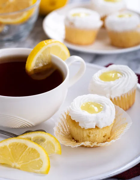 Cupcakes au citron et tasse de thé — Photo