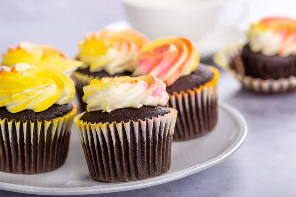 Schokoladen-Cupcake mit Buttercremezuckerguss — Stockfoto