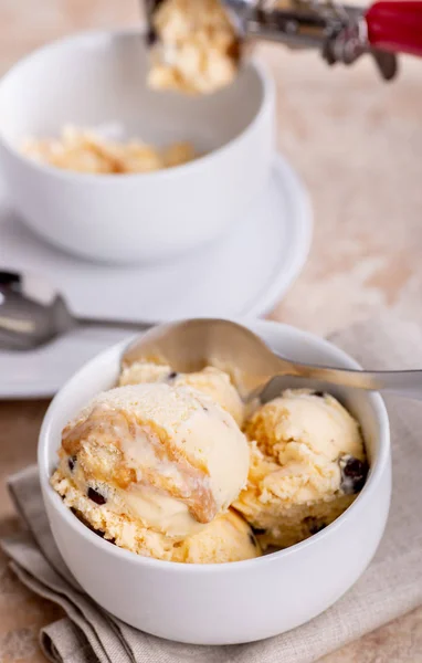 Bowl of Caramel Vanilla Ice Cream — Stock Photo, Image