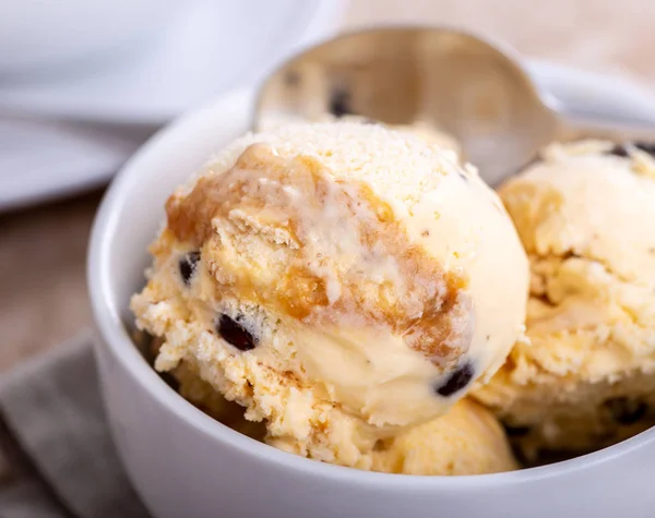 Csésze karamell vanília fagylalttal — Stock Fotó